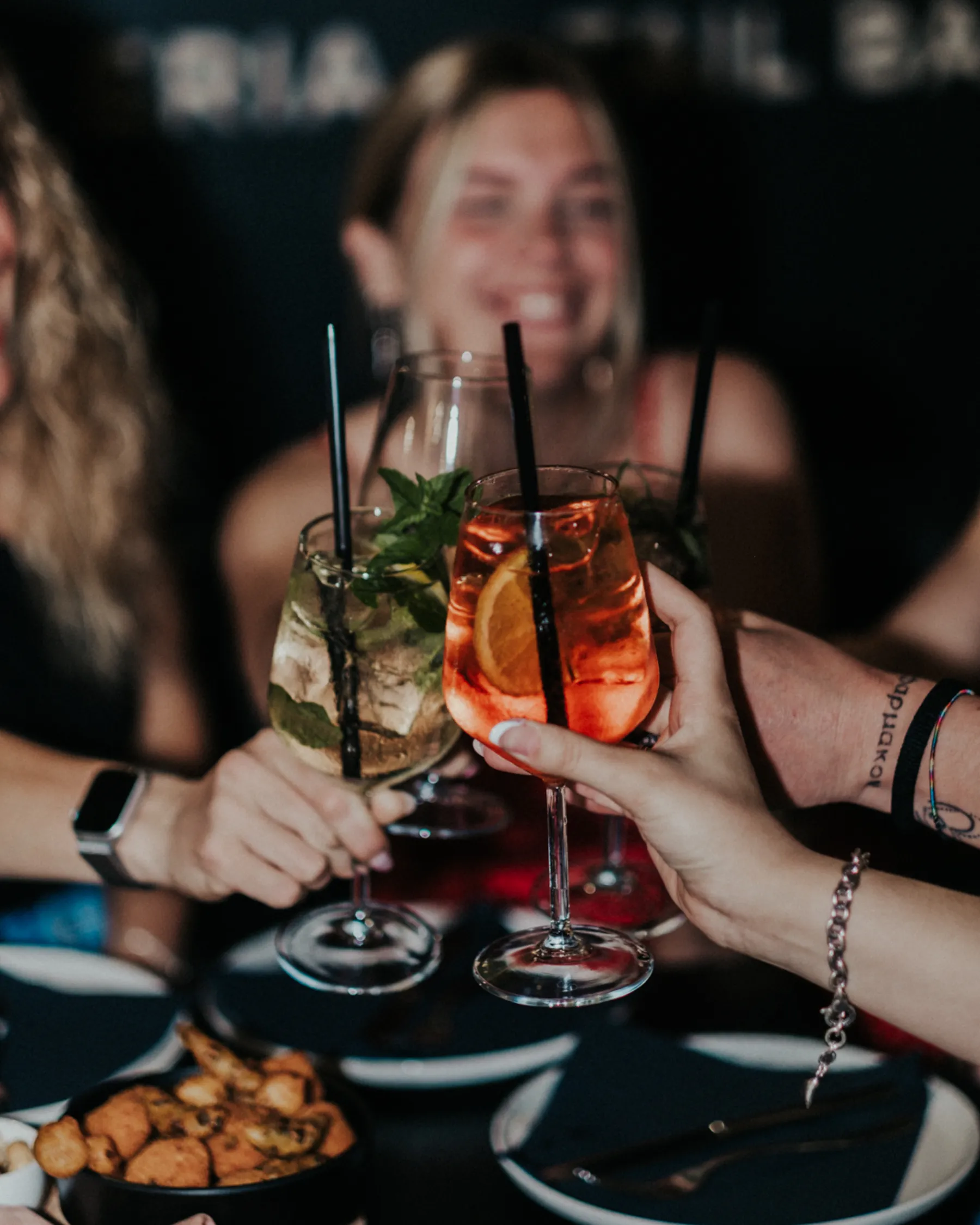 Brindisi con gli spritz al tavolo del cocktail bar