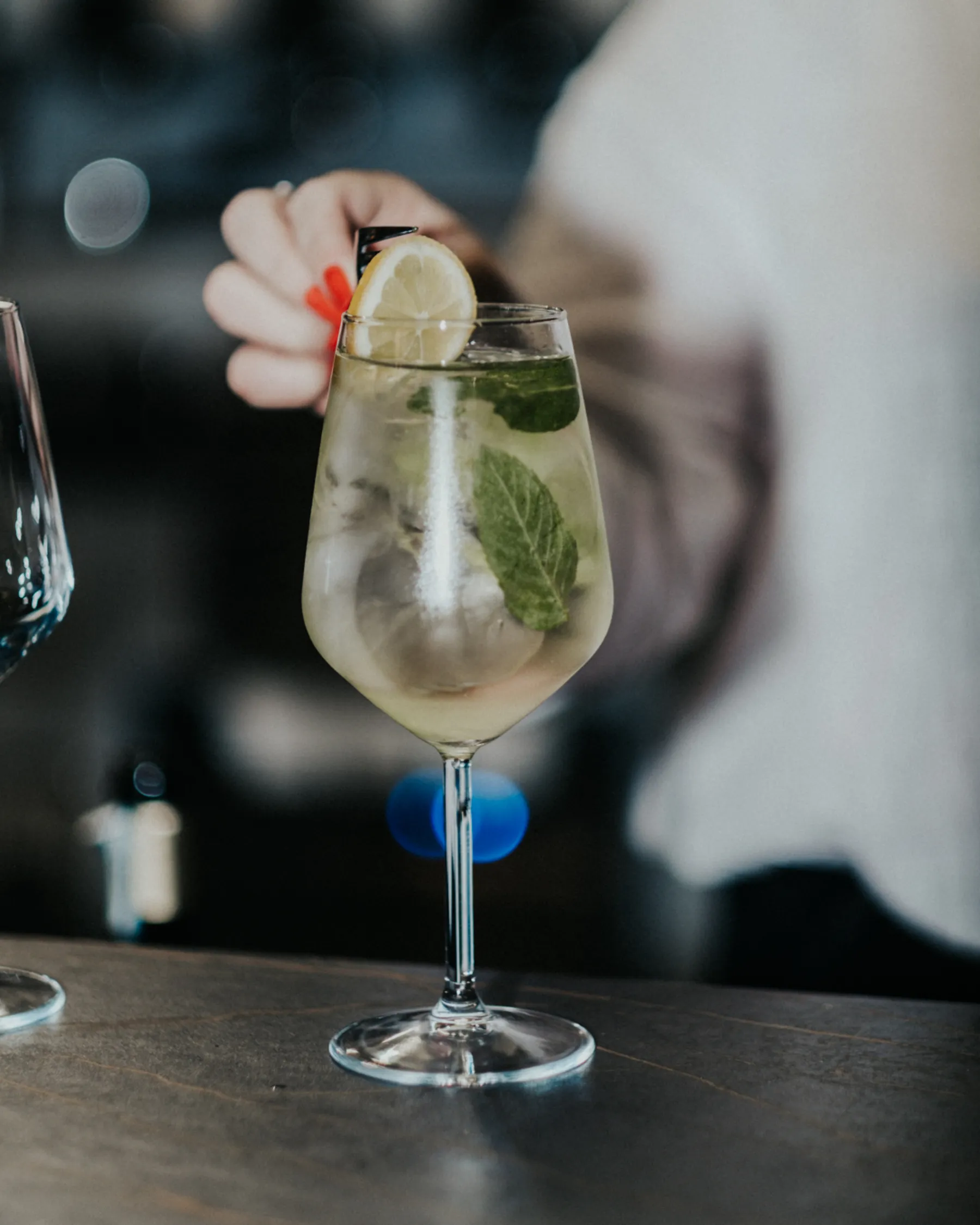 Hugo spritz con menta fresca al bancone