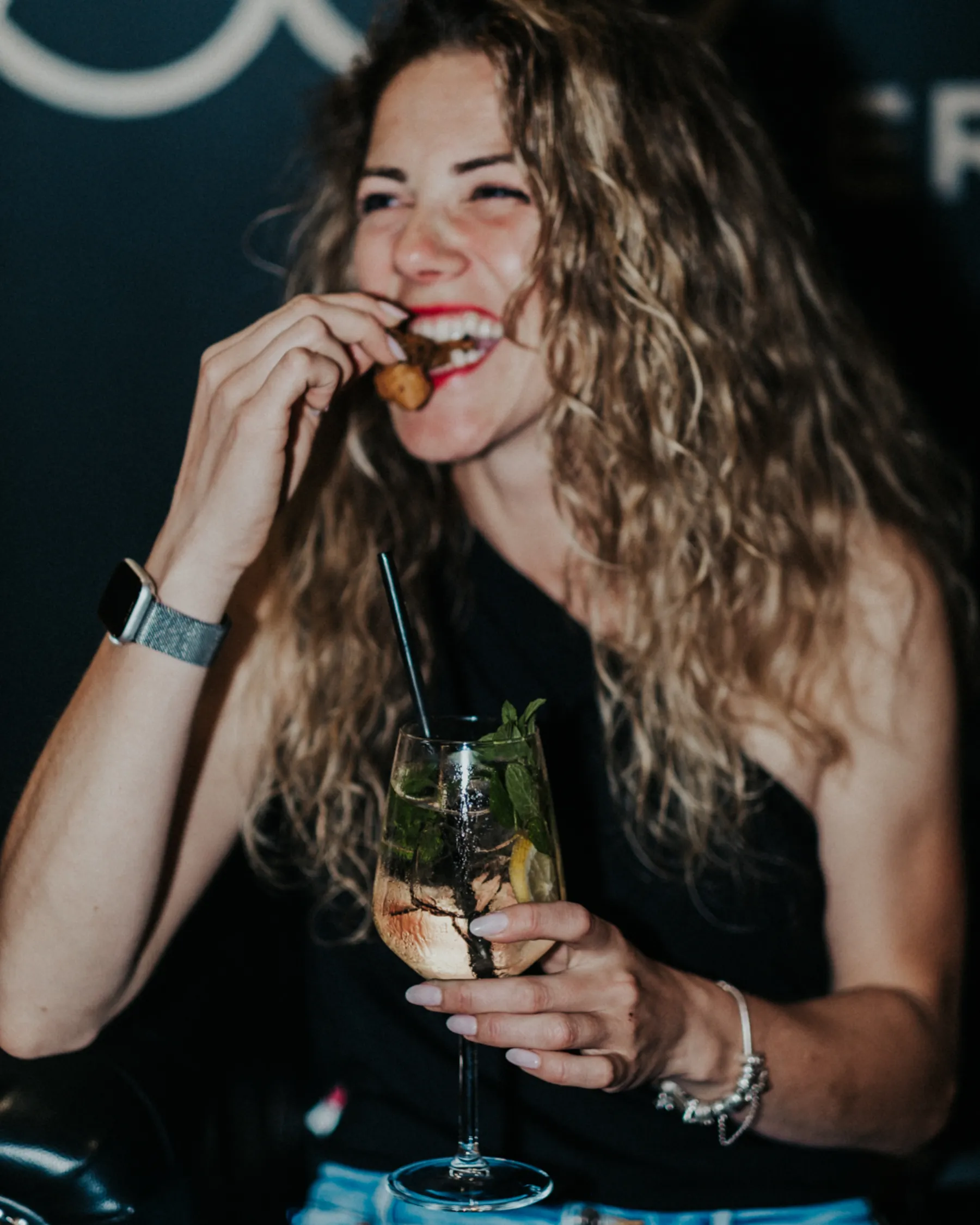 Una risata durante l'aperitivo