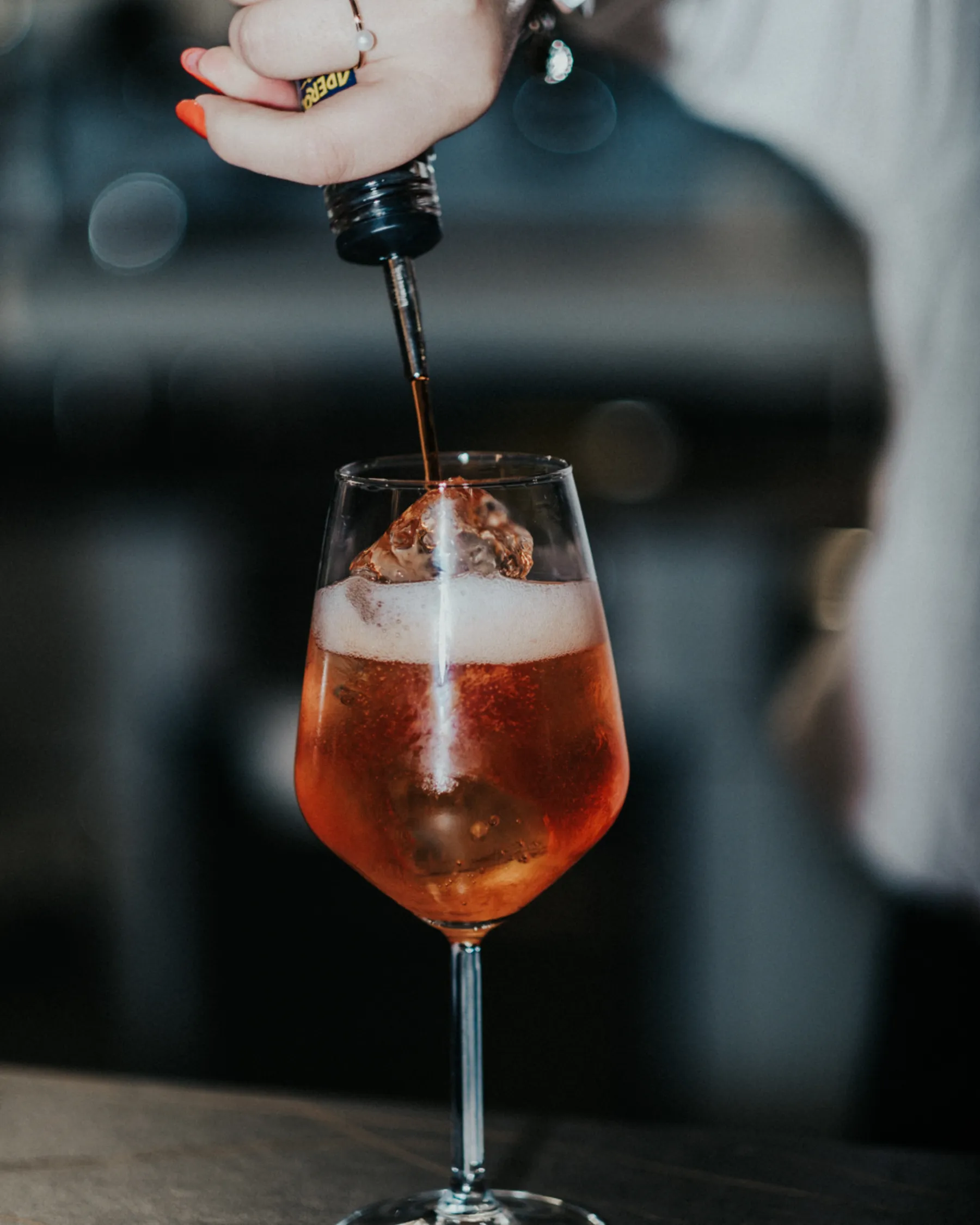 Lo spritz versato al bancone