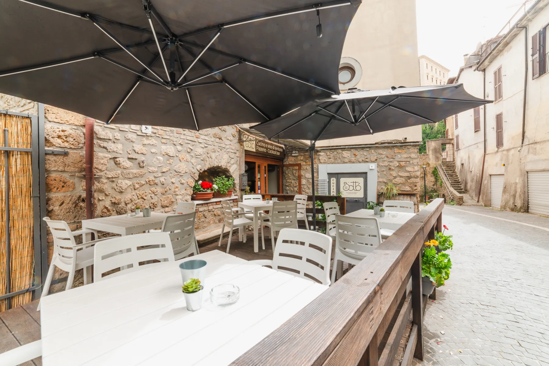 I tavoli del dehors sotto gli ombrelloni