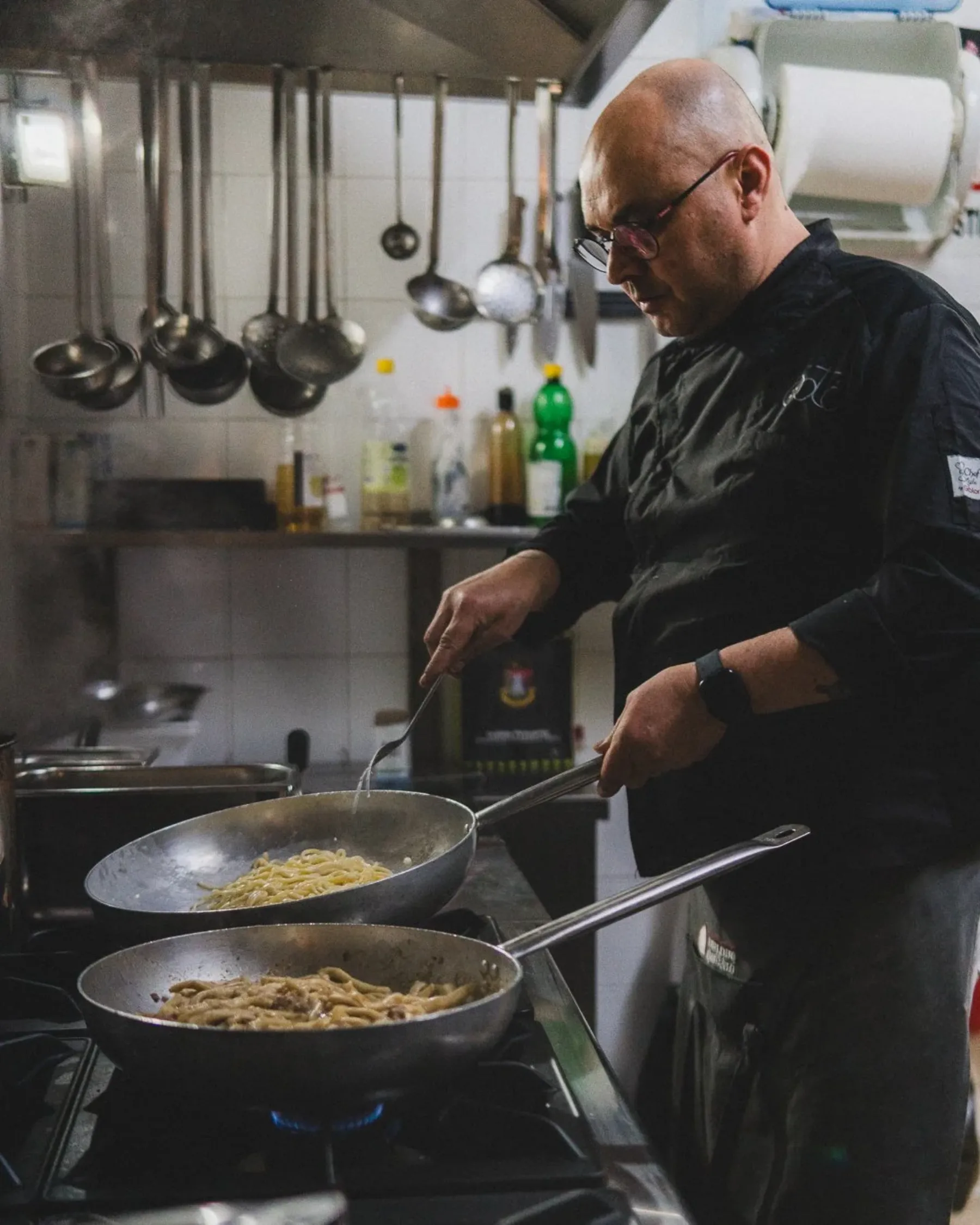 Lo chef ai fornelli nella cucina di Da Bottò