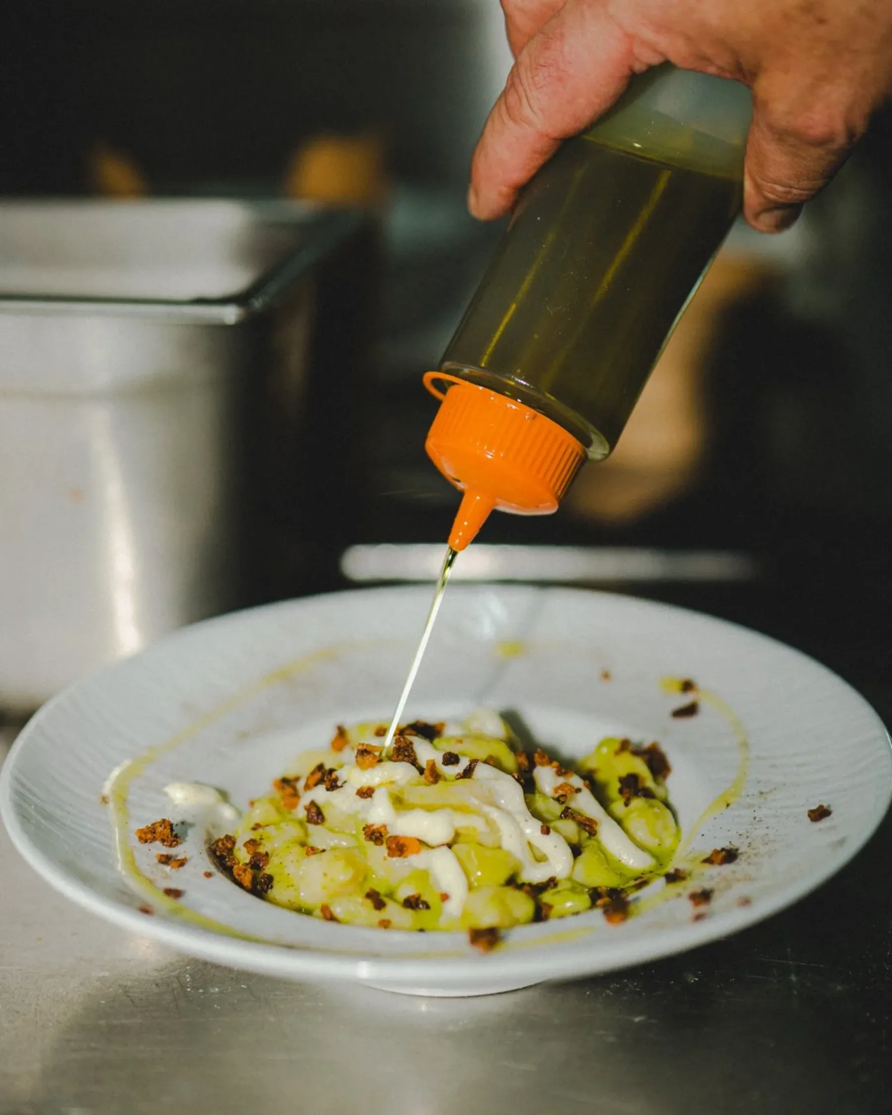 Impiattamento con olio a crudo nella cucina di Da Bottò
