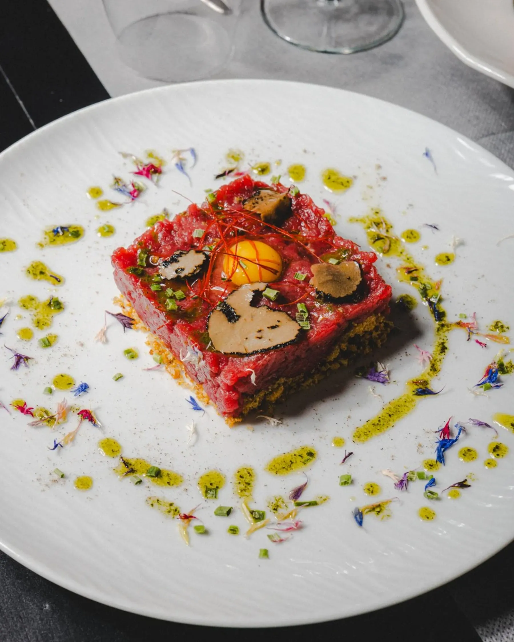 Tartare di manzo con tartufo e fiori eduli — la cucina di Da Bottò