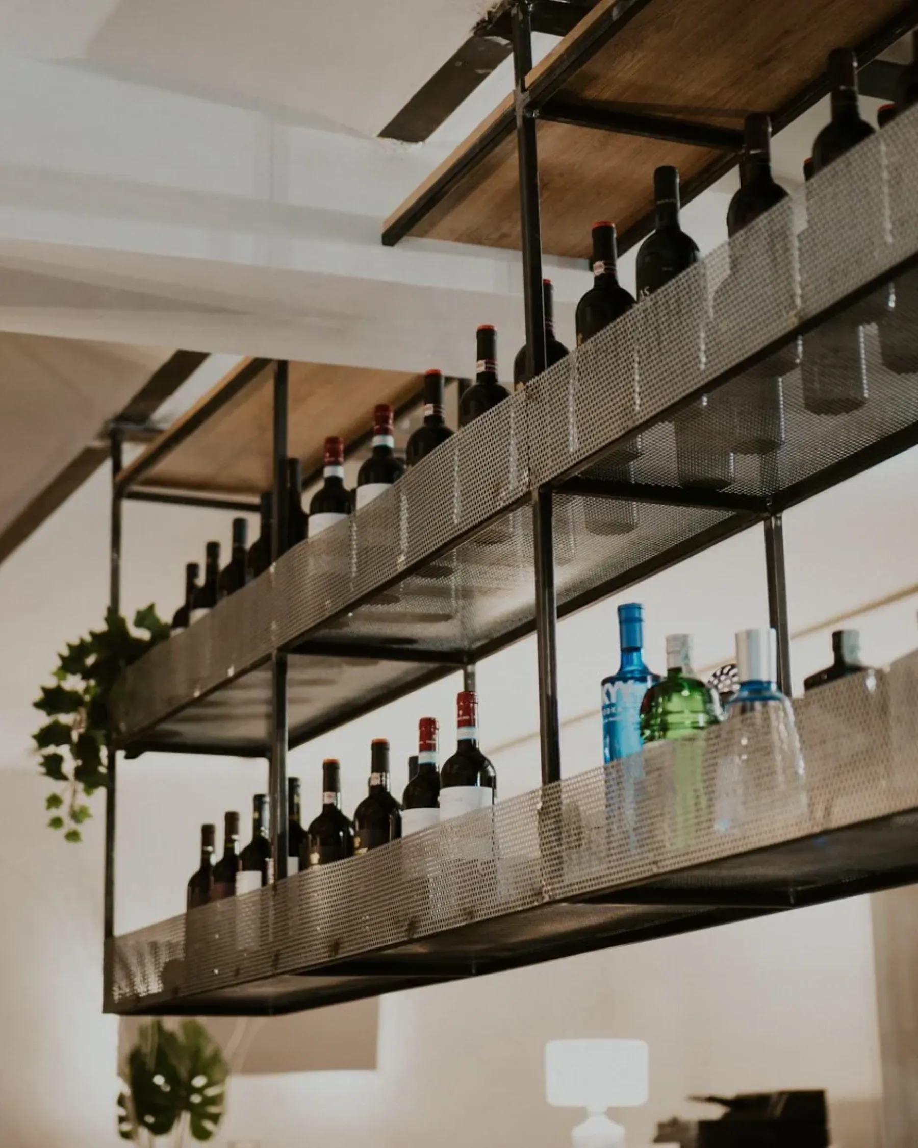 Il bancone del cocktail bar con le bottiglie