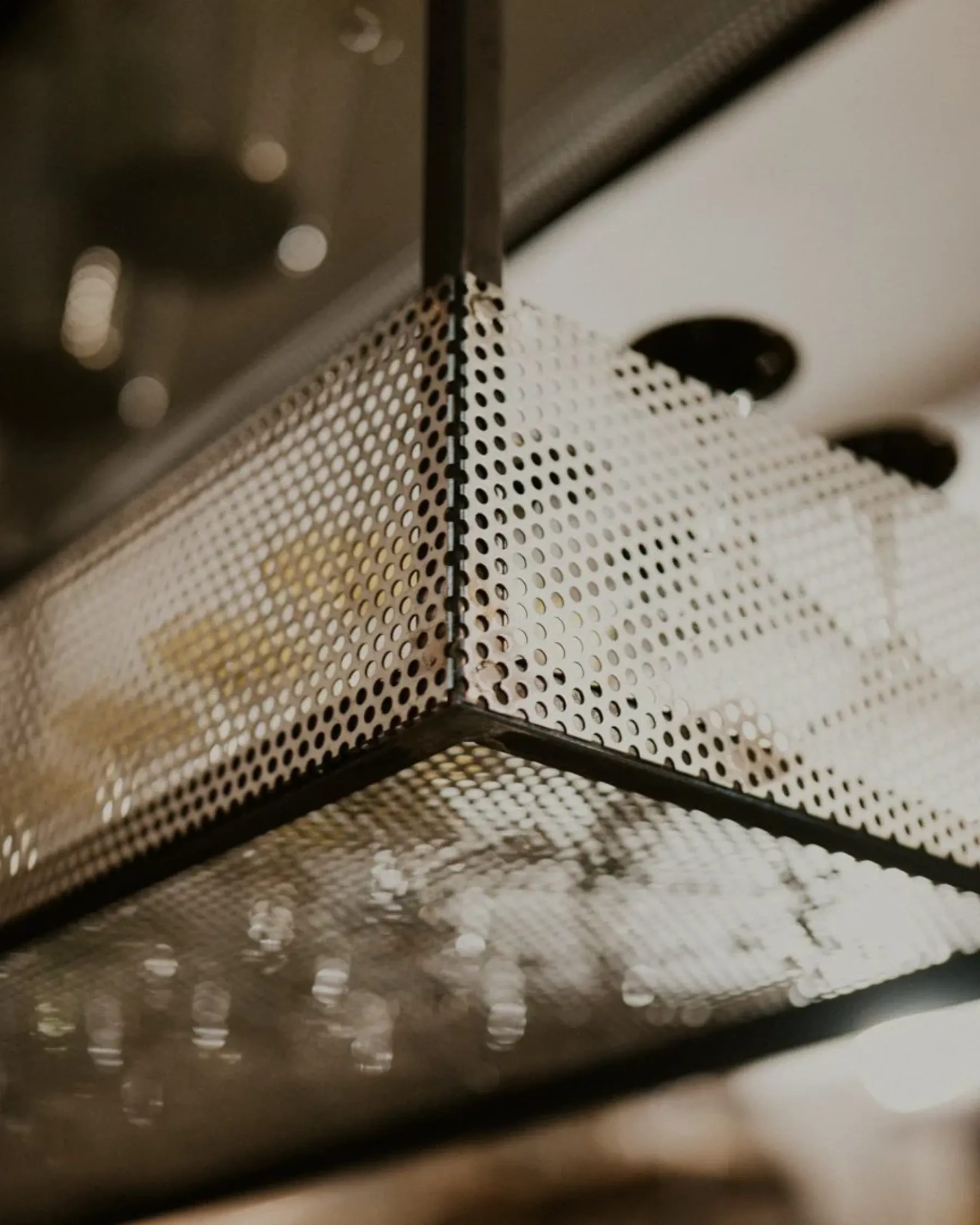 Dettaglio delle lampade industriali della sala