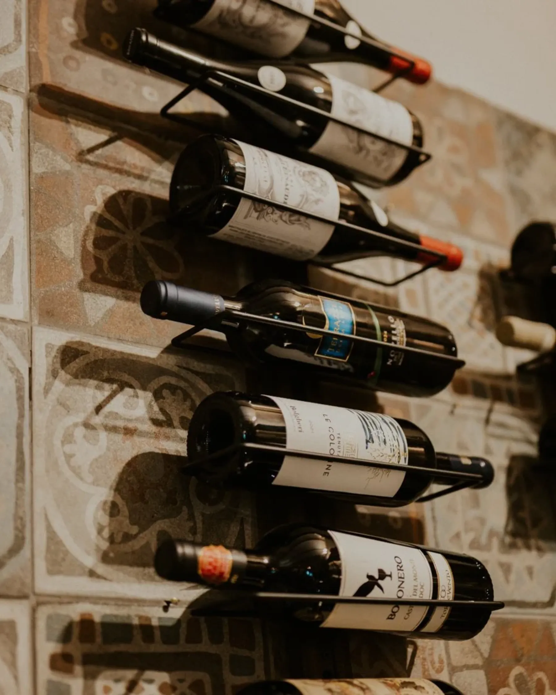 La cantina a parete sulle maioliche