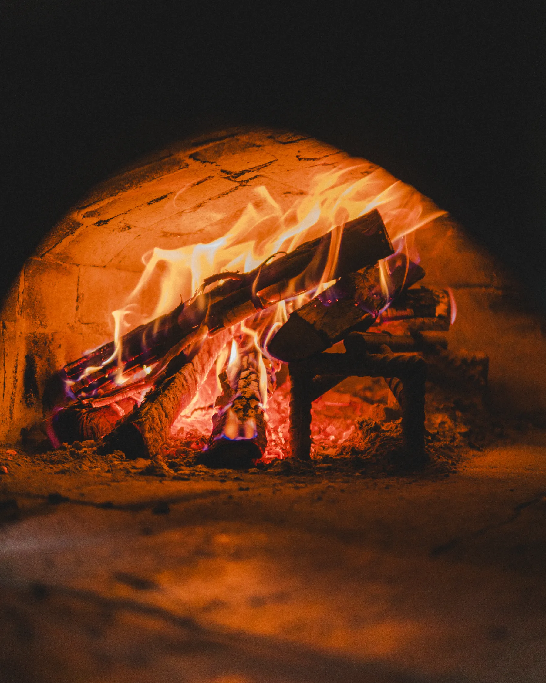 Il fuoco vivo nel forno a legna