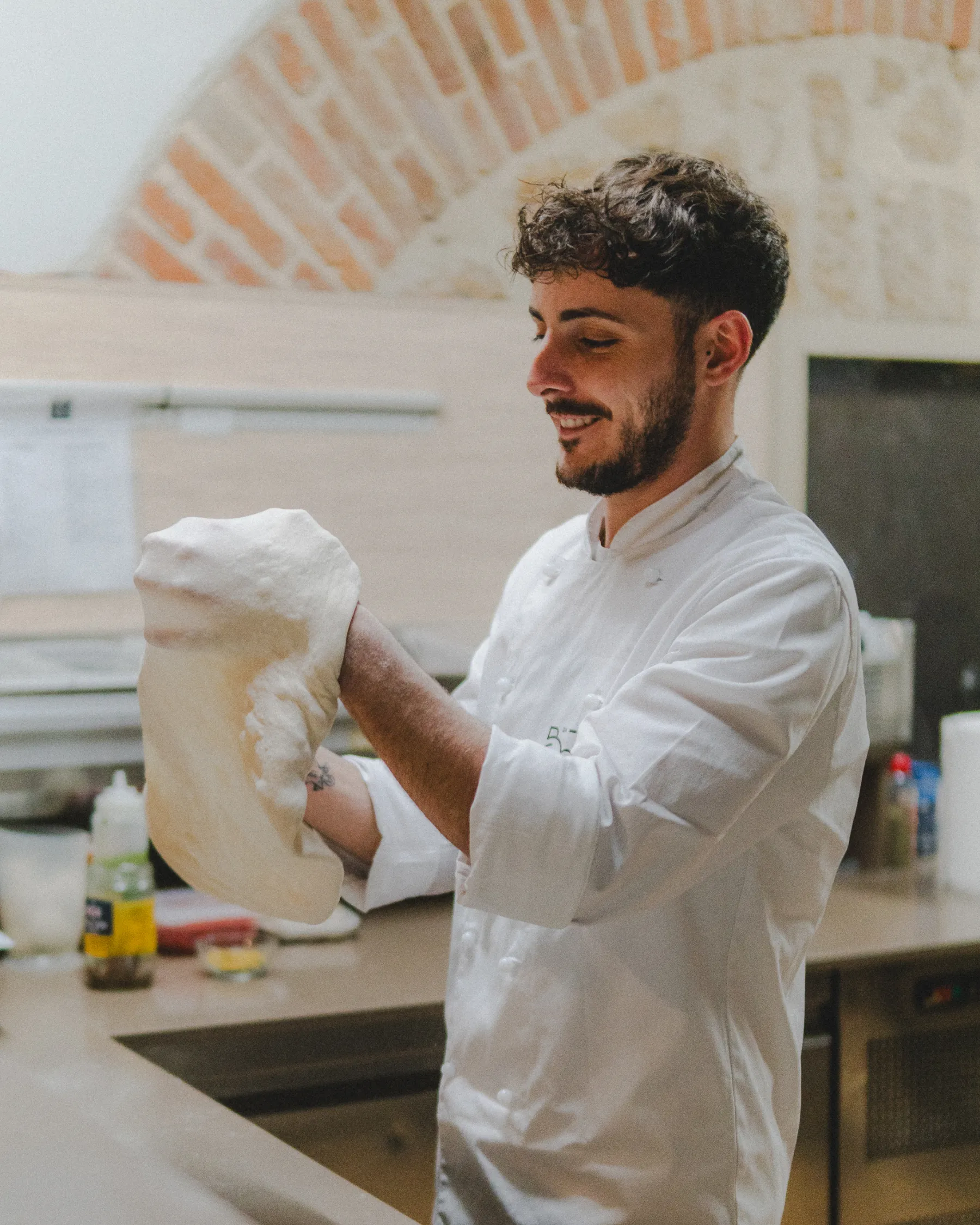Il pizzaiolo stende l'impasto a mano