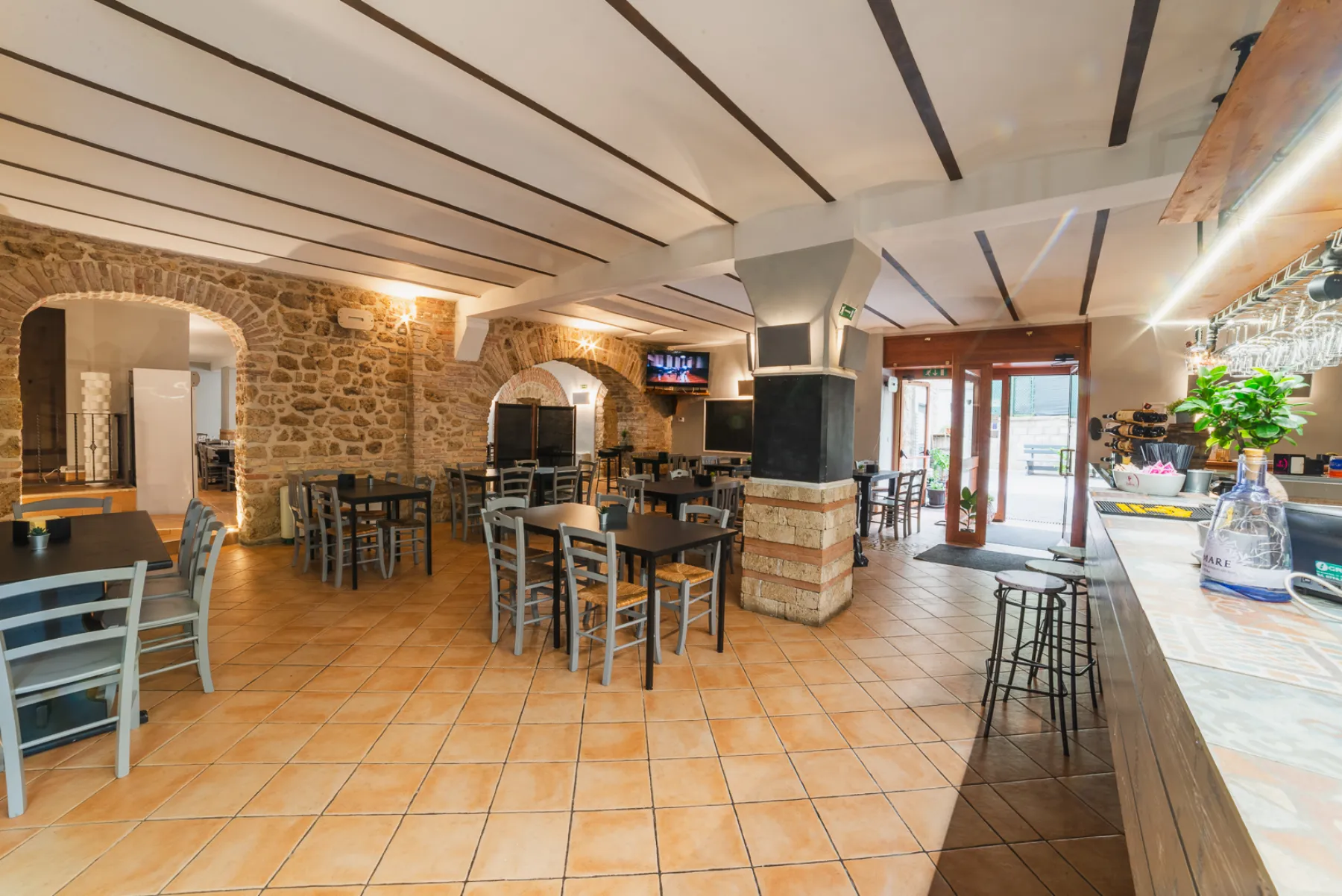 Il bancone del bar tra le pareti in pietra