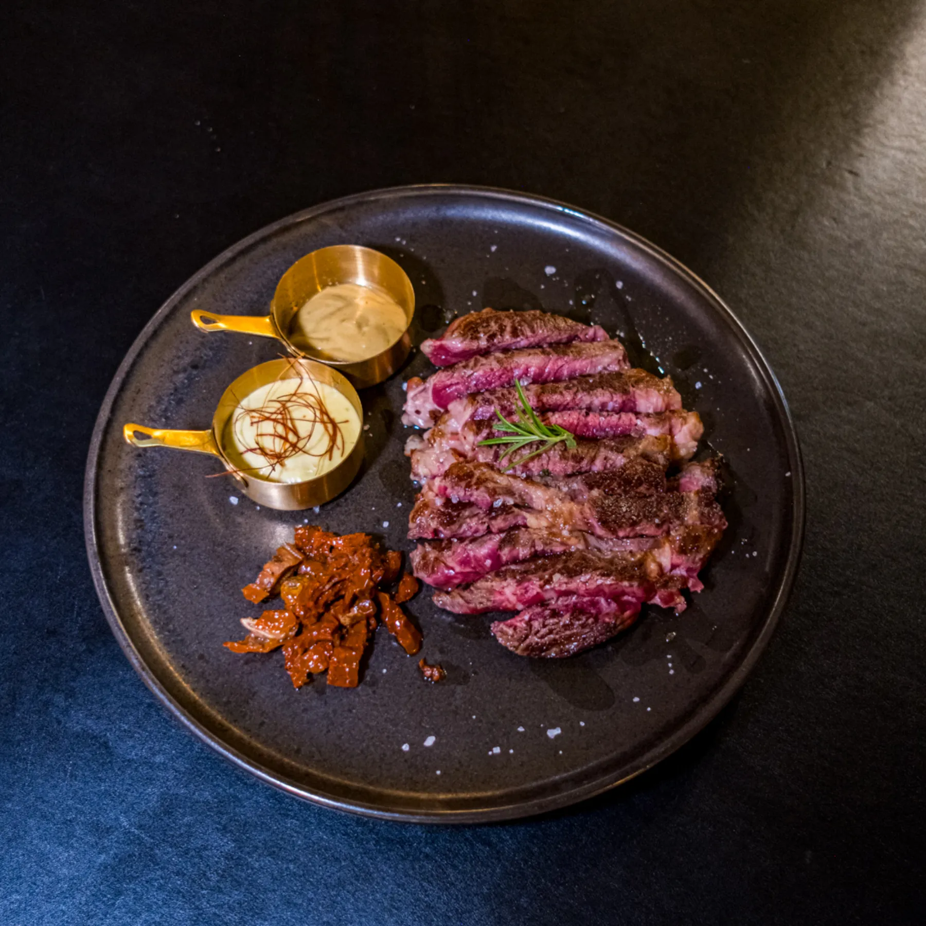 La tagliata di cube-roll con le sue salse
