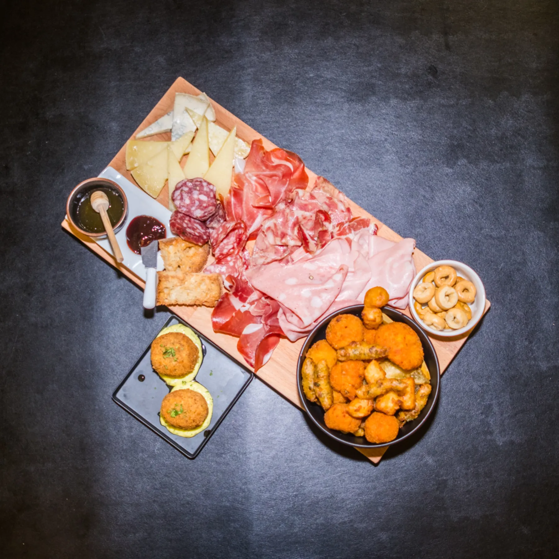 Il Gran Tagliere di Bottò con salumi, formaggi e fritti