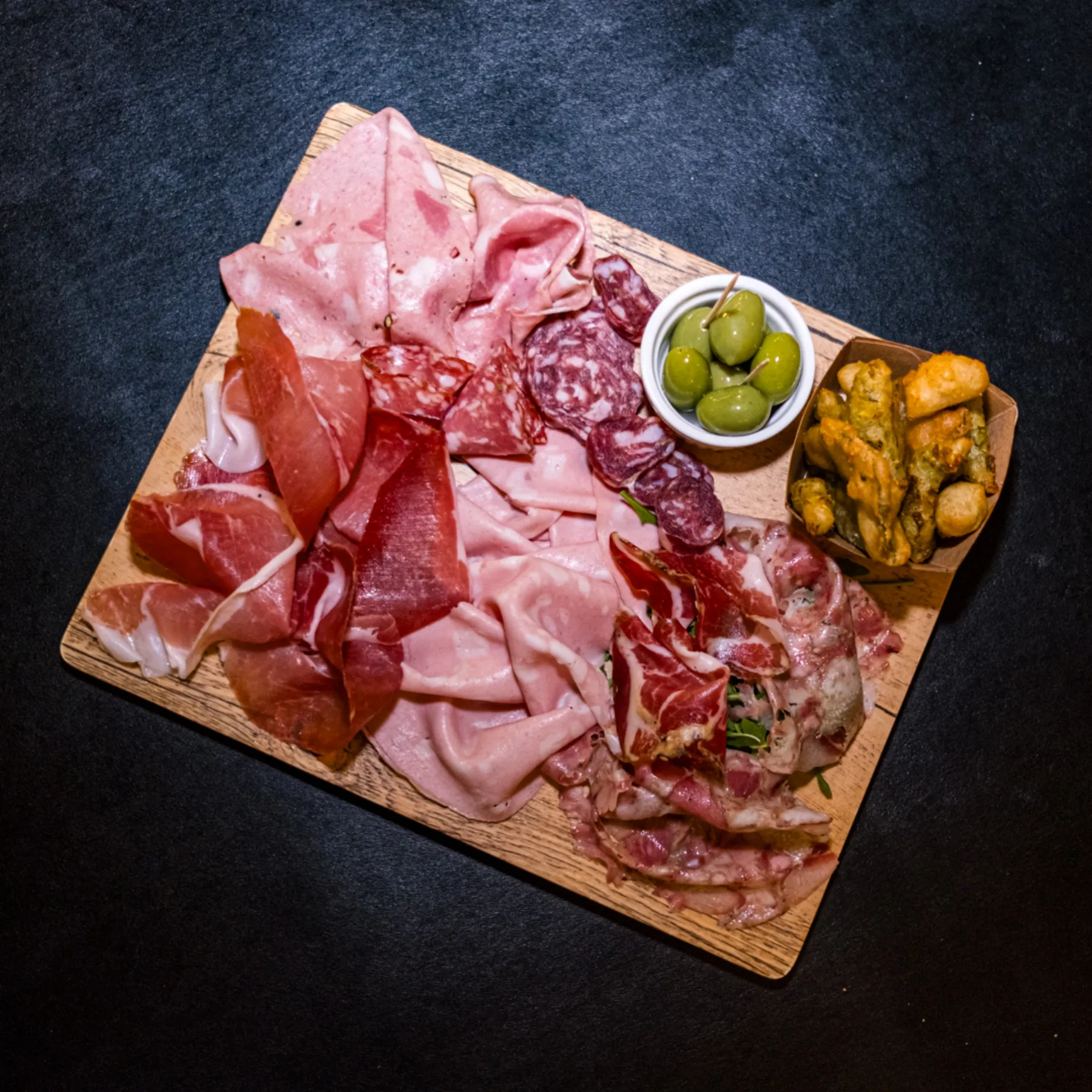 Tagliere di salumi nostrani visto dall'alto